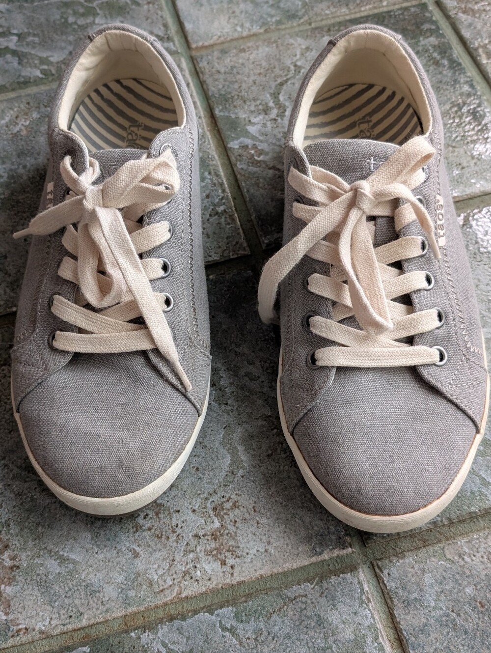 Taos Star Canvas Shoes 8 Wide